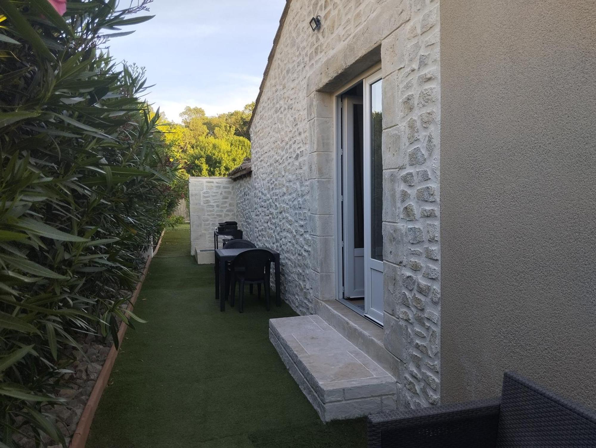 Апартаменты Bienvenue Au Pied Des Alpilles Сент-Этьен-дю-Грес Экстерьер фото